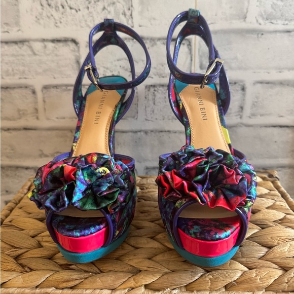 SOLD!!! Women’s Gianni Bini vibrant floral strappy prep toe heels size 6.5 - Picture 2 of 6